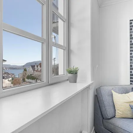 Big W/ A View And Parking Apartment *